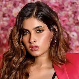 Karishma Sharma 飾演 Tina
