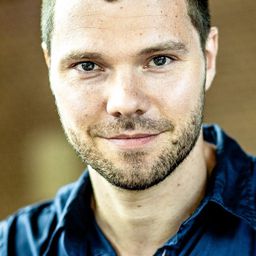 Martin Baden 飾演 Hotel Manager