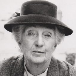 Joan Hickson 飾演 Miss Marple