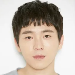 李在均 飾演 Official Kim