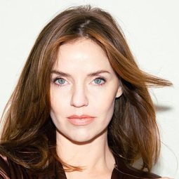 凱莉·嘉納 飾演 Faith Domergue