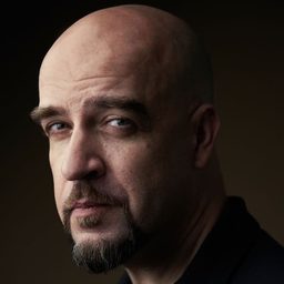 Eric Anderson 飾演 Suit