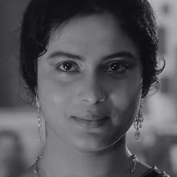 Sumita Sanyal 飾演 Promila Chatterjee