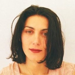 Soho Rezanejad 飾演 Sarah