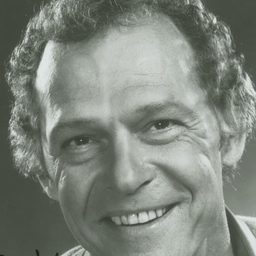 Joshua Bryant 飾演 Dr. Emmett