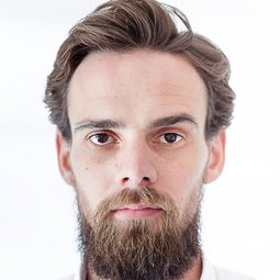 Carel Nel 飾演 Karel Niemand