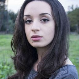 Giada Arena 飾演 Sara