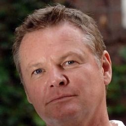 Geraint Wyn Davies 飾演 Simon Grady
