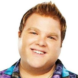 George Back - 保持關注：大理石黃蜂的故事演員 飾演Sheriff Reggie Deakins