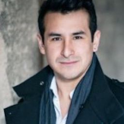 Alvaro Zambrano 飾演 Prunier