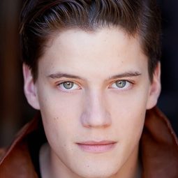 Justin Kelly 飾演 Rhett
