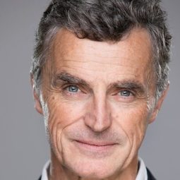 艾丹·庫克 - 雙胞胎歷險記演員 飾演Gorilla