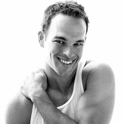 Joel West 飾演 Christopher