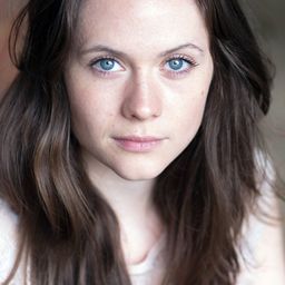 Caroline Ward 飾演 Caroline