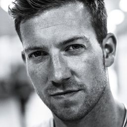 Harry Capehorn 飾演 The Promoter