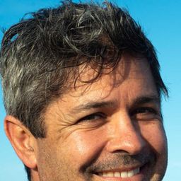 Ryan Johnson 飾演 Self - Marine Biologist