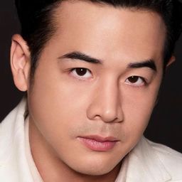 Varit Hongsananda 飾演 Tos