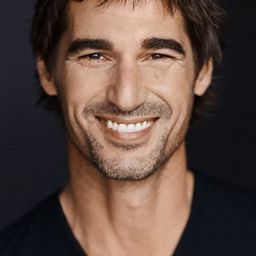 Peter Miller 飾演 Max