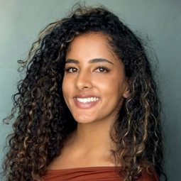 Harleen Sahota 飾演 