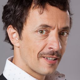 Pedro Lacerda 飾演 Amadeu