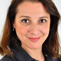 Güner Özkul 飾演 Nazife