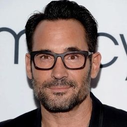 Gregory Zarian 飾演 Christopher Randolph