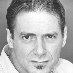 Joe Stevens 飾演 Loni Packwood