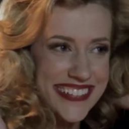 Francine Flach - 騙徒一家親演員 飾演Loura Bonita