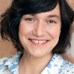 Stephanie Petrowitz 飾演 Sabine