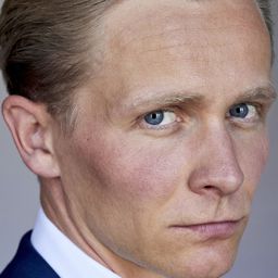 Roman Schomburg 飾演 Thoralf