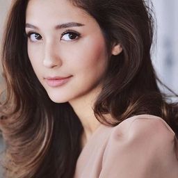 Marie Broenner 飾演 Anna