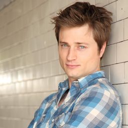 Josh Holt - A Doggone Christmas編劇