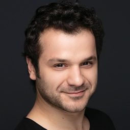 阿爾珀·貝特金 - 寧養避風港 2演員 飾演Komedyen