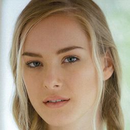 愛瑪·貝洛米 飾演 Dollface