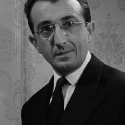 Pascal Mazzotti 飾演 Le docteur Vaneau