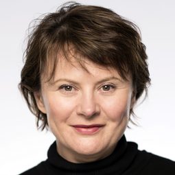 Monica Dolan 飾演 Rosemary Bates