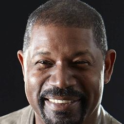 丹尼斯．海斯柏特 飾演 Det. Larry McBain