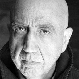 Carlo Cozzani 飾演 Concierge