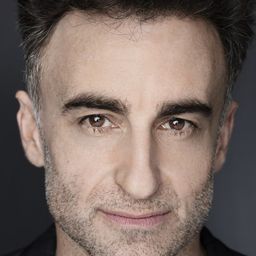 David Luque 飾演 Notario