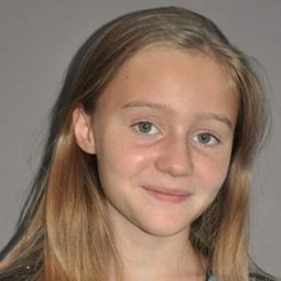 Alice Verset - 保鏢演員 飾演Sarah