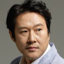 Jung Hyung-suk 飾演 Riot Police Captain