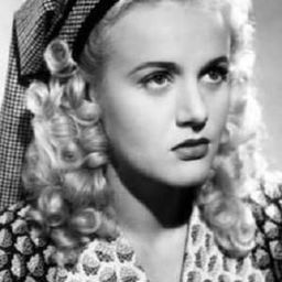 Paula Valenska 飾演 Sury / Sonia / Hedy