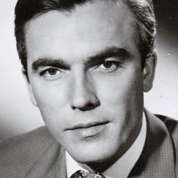 Erik Schumann 飾演 Captain Turnbull