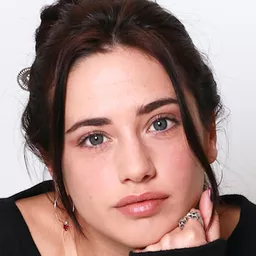 亞希雅·奧提加·利瓦 飾演 Gloria