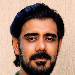 薩烏拉布·薩奇德瓦 飾演 Ajit Mhatre