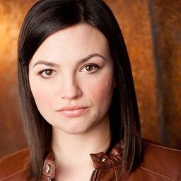 Brittany Samson 飾演 Rhonda