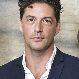 Reuben Sallmander 飾演 polis i lägenhet