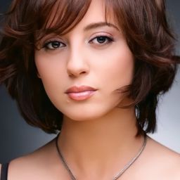 Caroline Khalil 飾演 