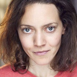 Sophie Brooke 飾演 Dawn