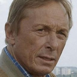 Claus Theo Gärtner 飾演 Doug